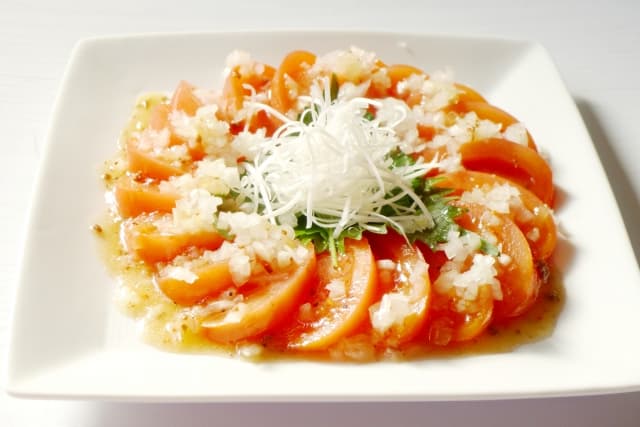 新玉ねぎとトマトのシンプルサラダの作り方